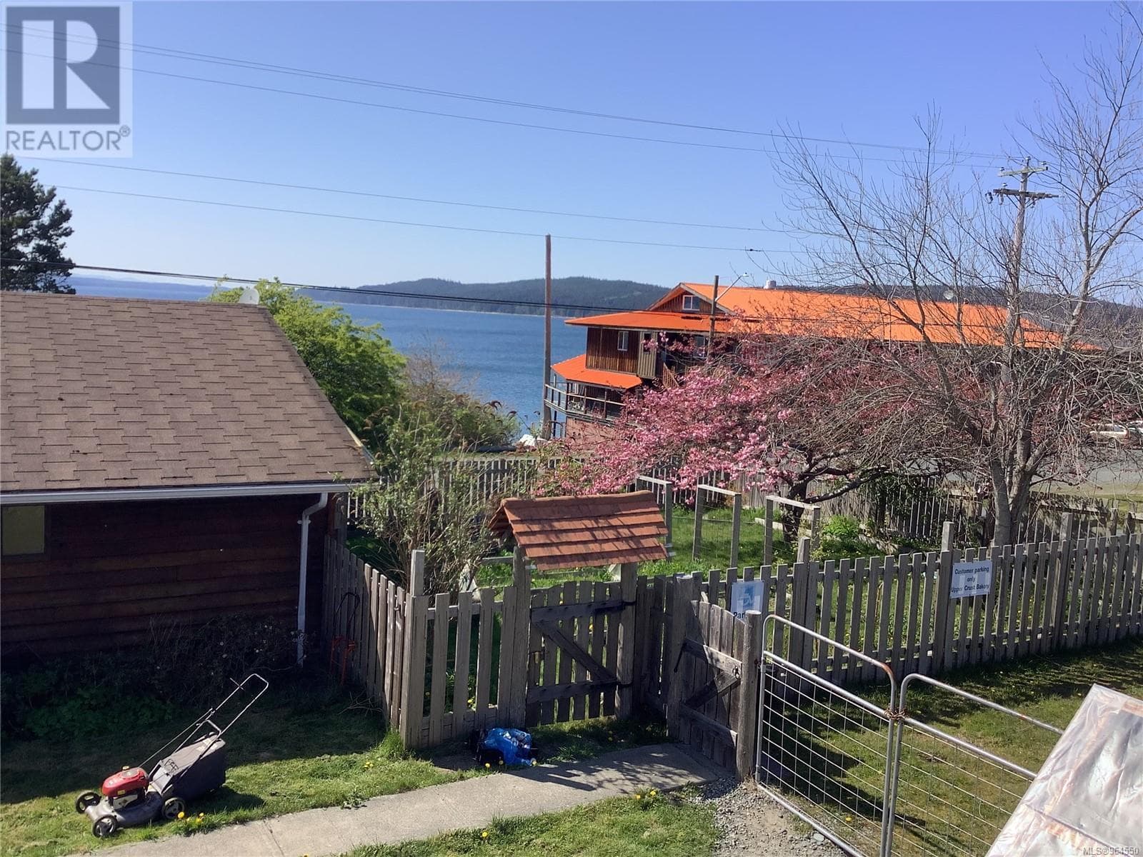 2 bed 4 bath single family at 185 1st St — $599,000
