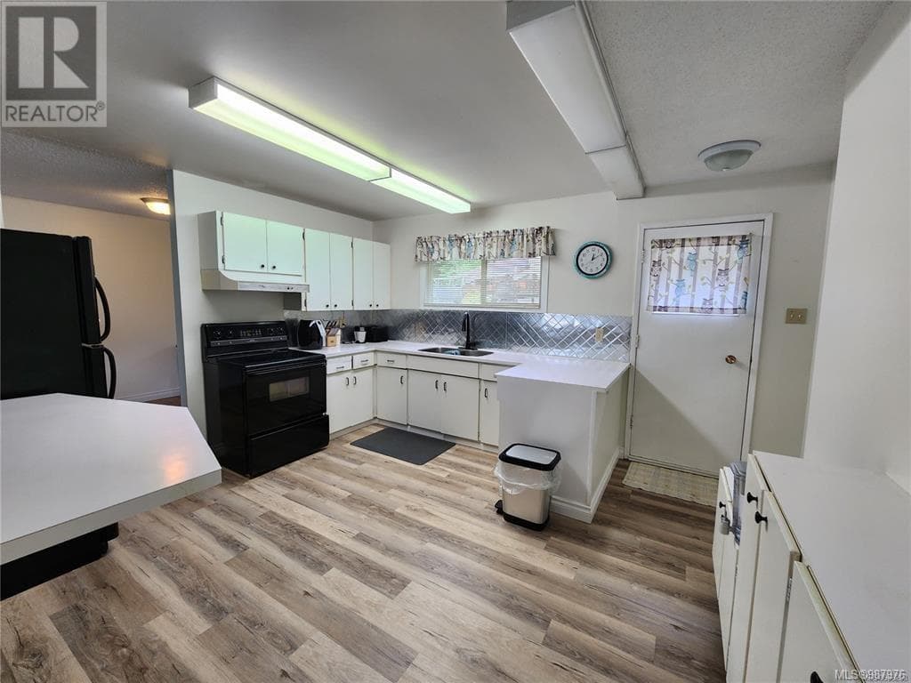 925 Haida Ave photo 4