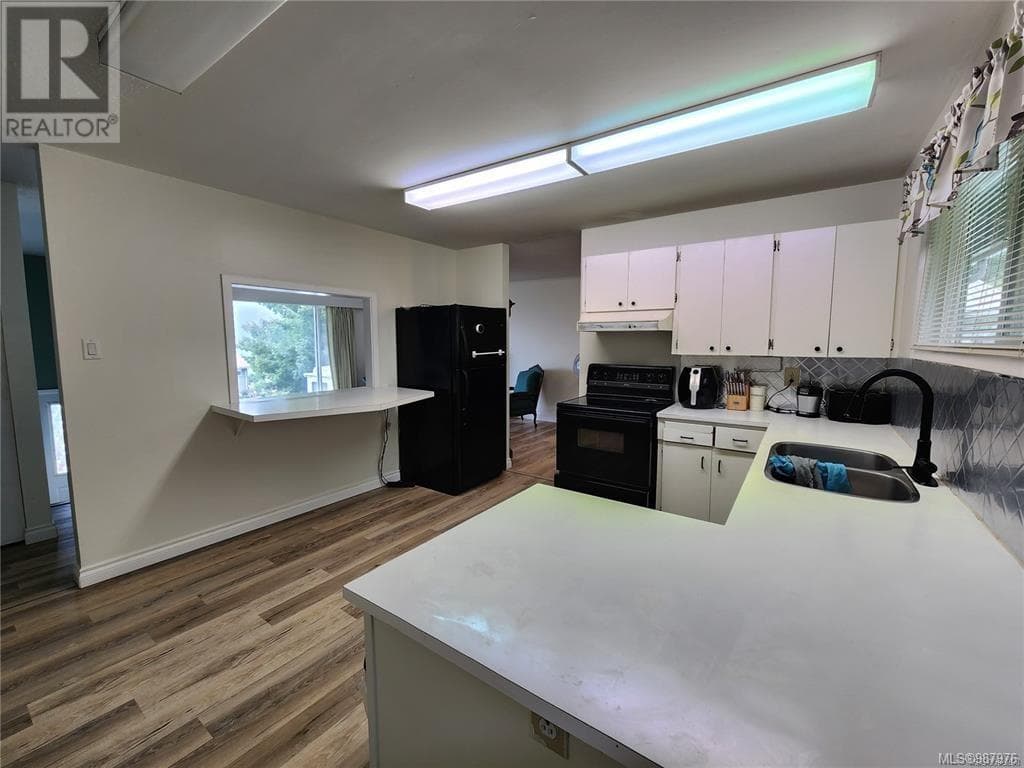 925 Haida Ave photo 5