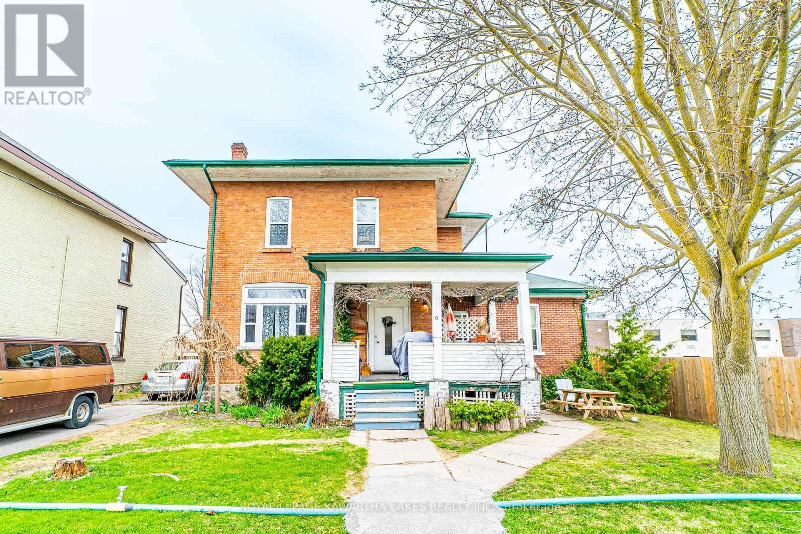 4 bed 4 bath multi-family at 6 GLENELG STREET W — $599,000