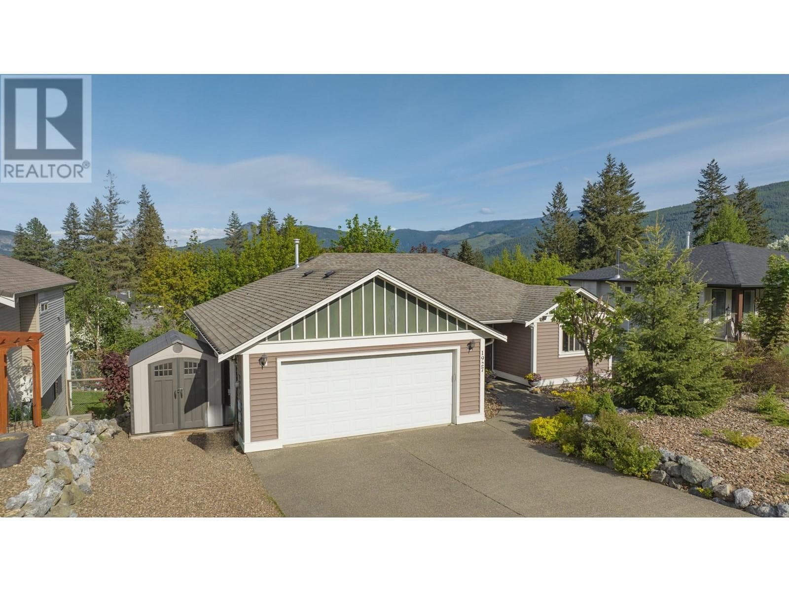 4 bed 3 bath single family at 1927 Skyview Crescent — $699,900