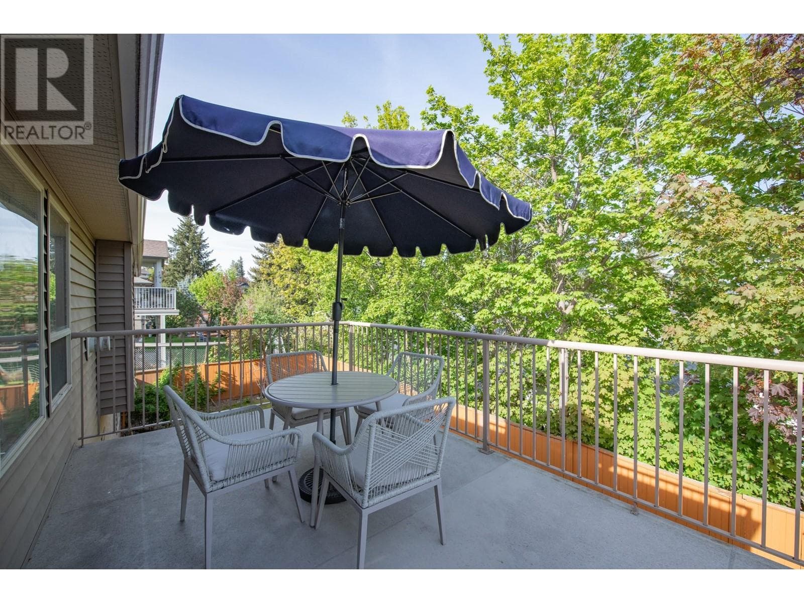 1927 Skyview Crescent photo 2