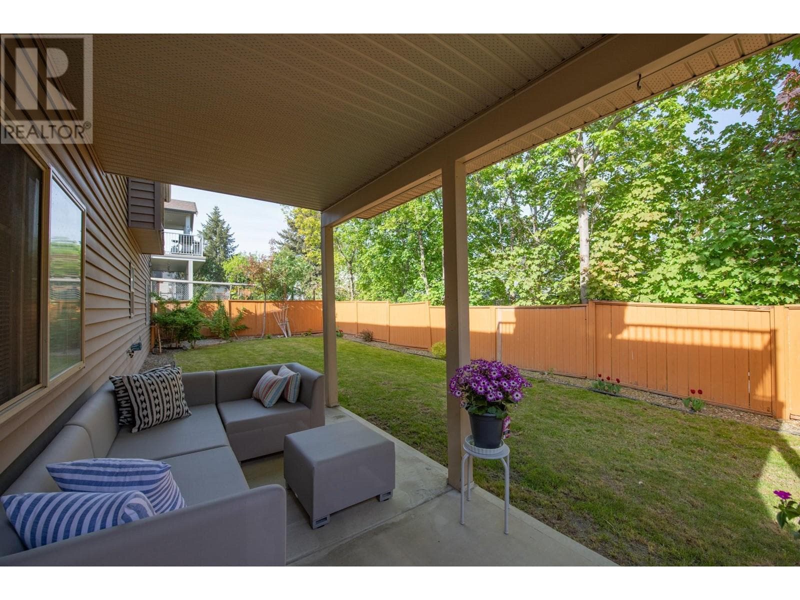 1927 Skyview Crescent photo 3