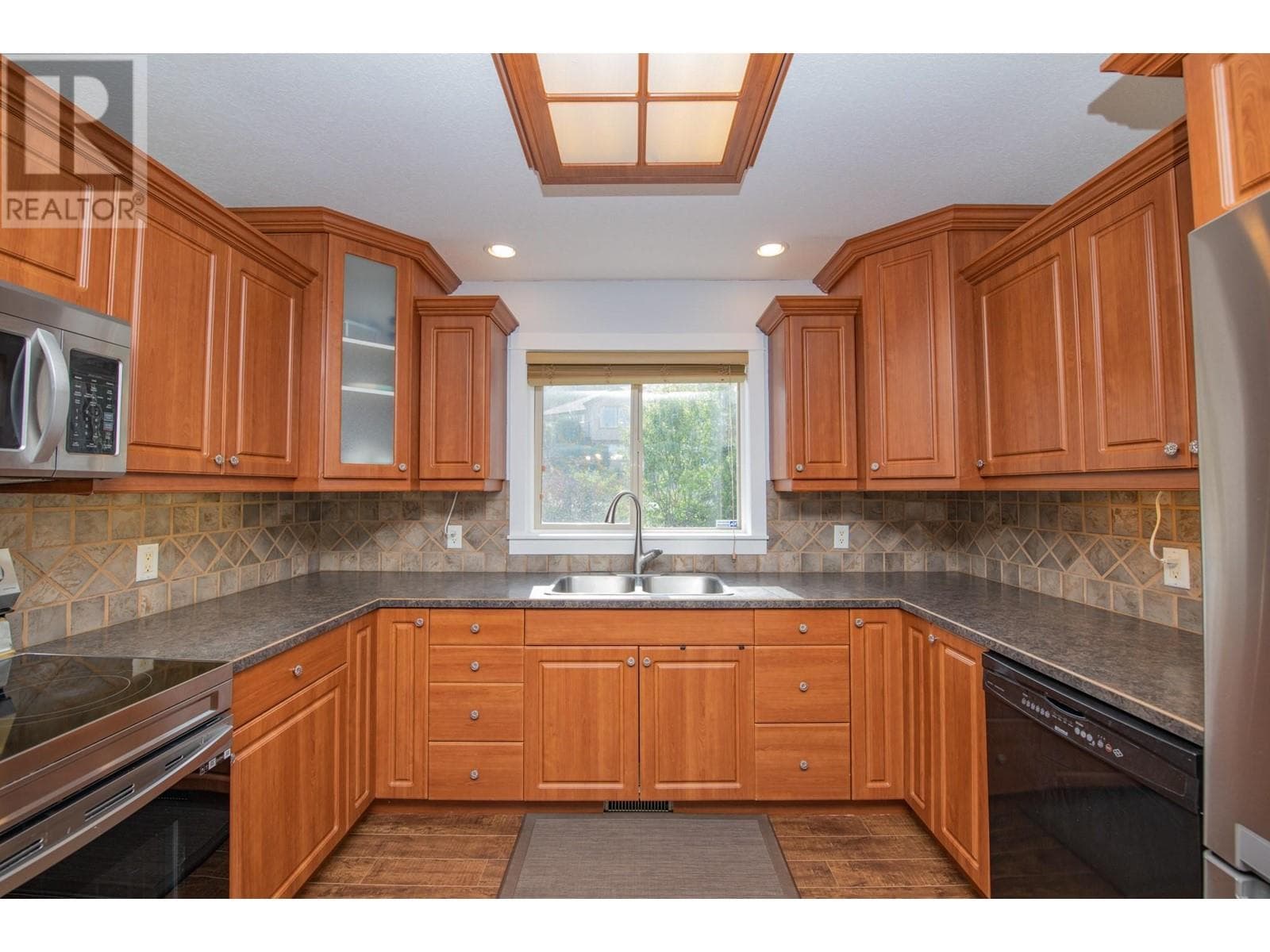 1927 Skyview Crescent photo 5