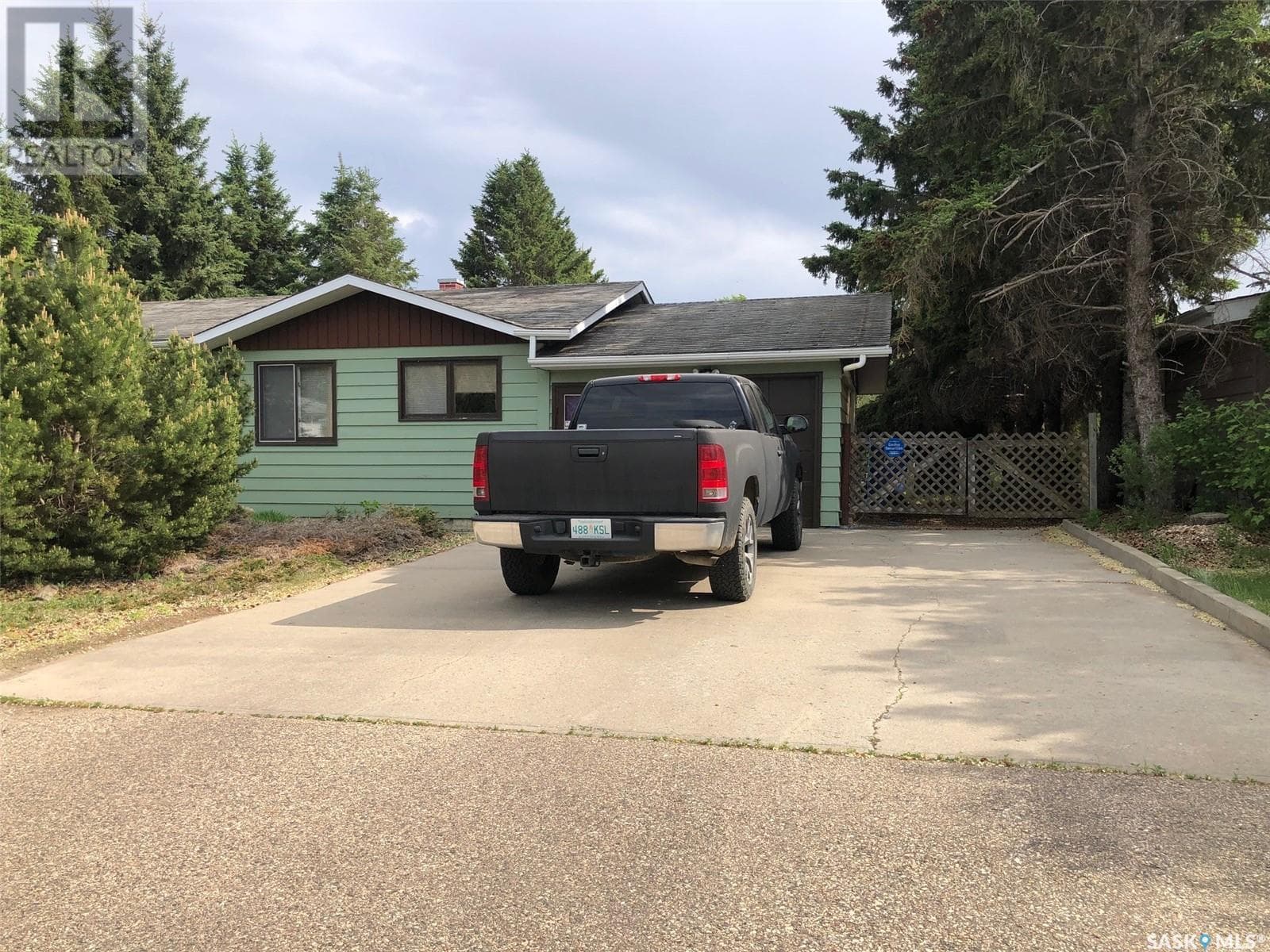 3 bed 2 bath single family at 226 Saskatchewan STREET E — $113,000