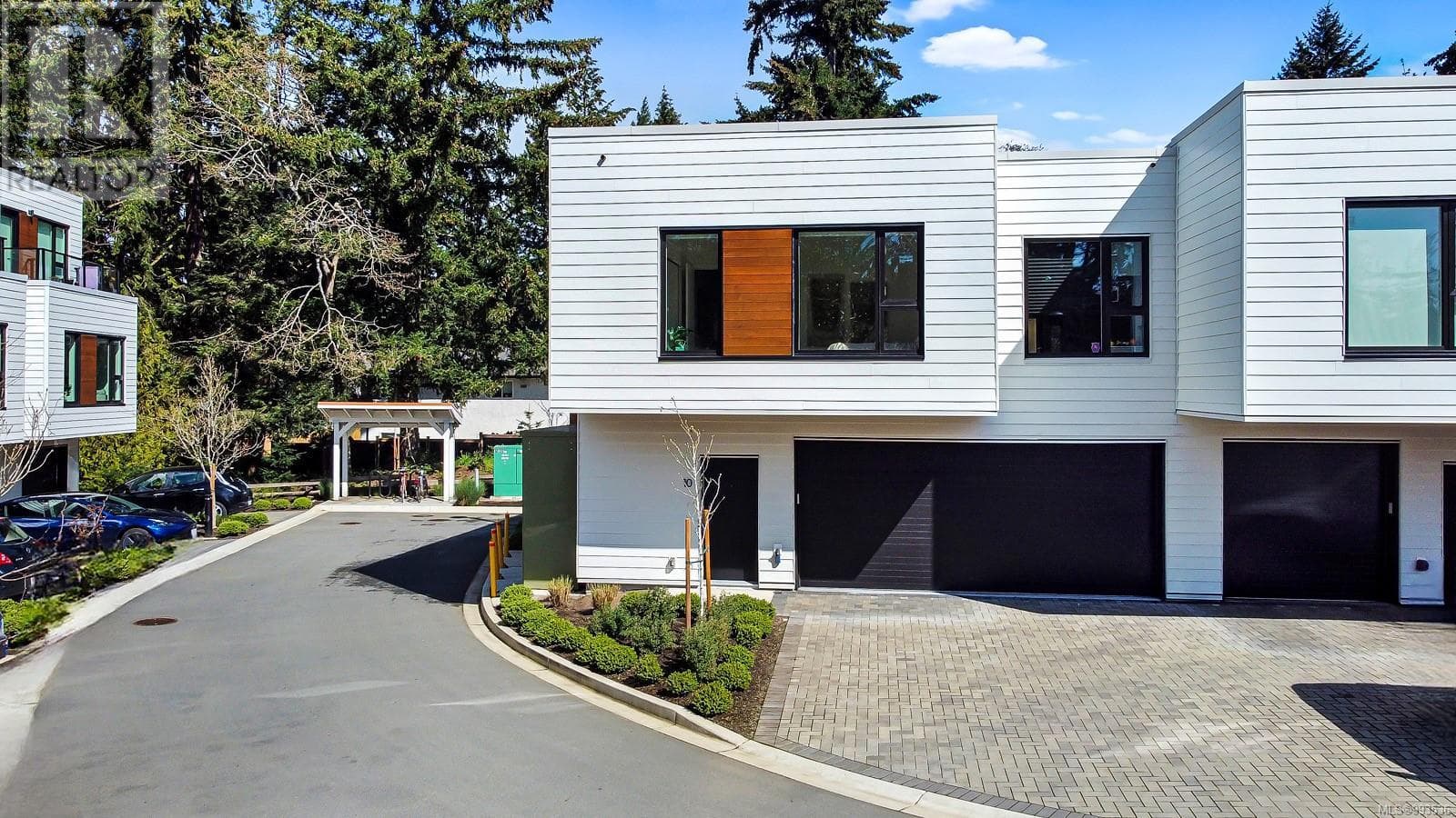 10 2330 Sooke Rd photo 4