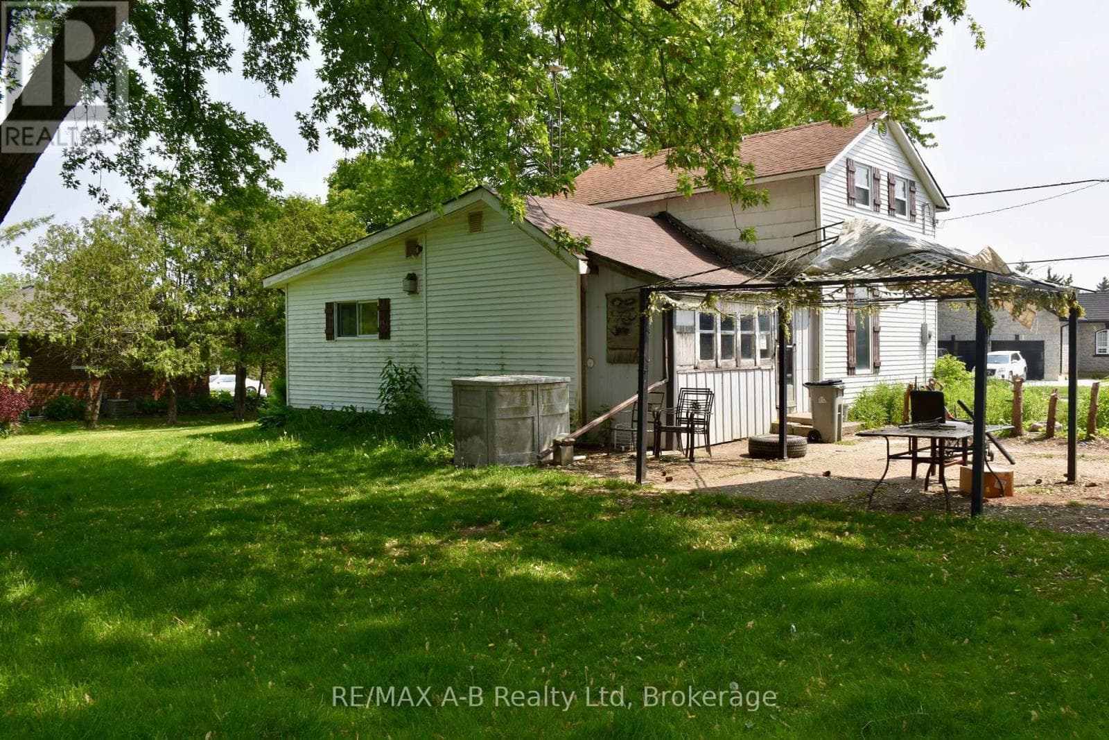 86 SALINA STREET N photo 5