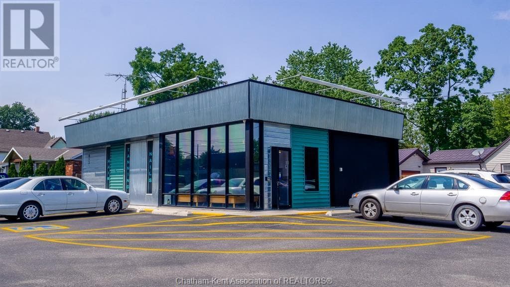 813 QUEEN STREET South photo 3