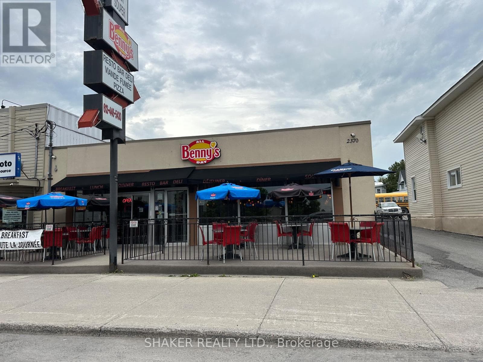 2370 LAURIER STREET photo 2