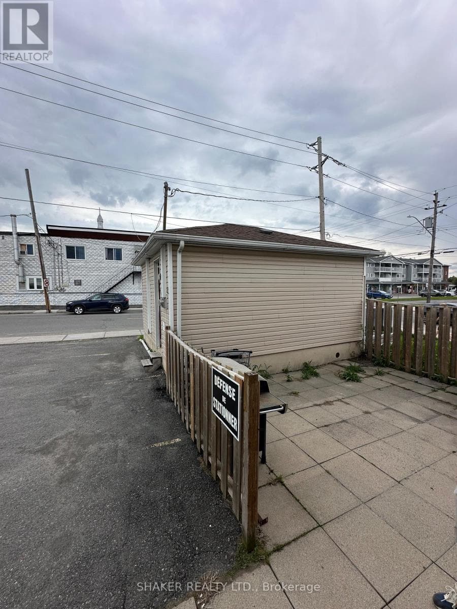 2370 LAURIER STREET photo 5