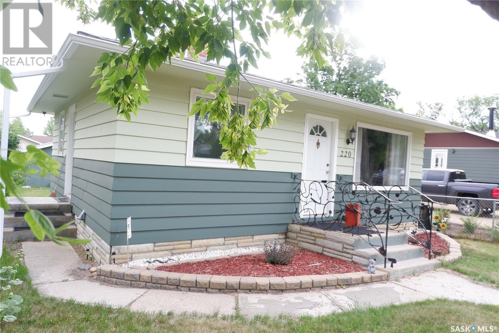 220 6th AVENUE W