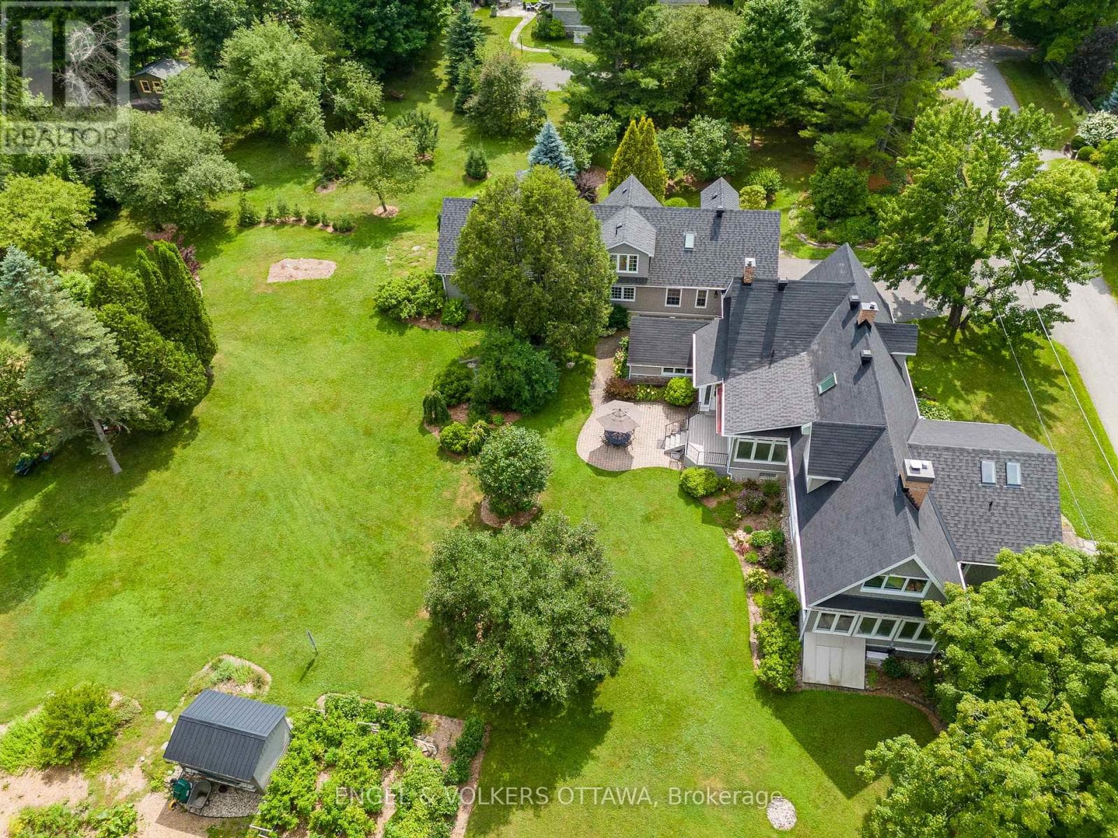 233 STRATHBURN STREET photo 4