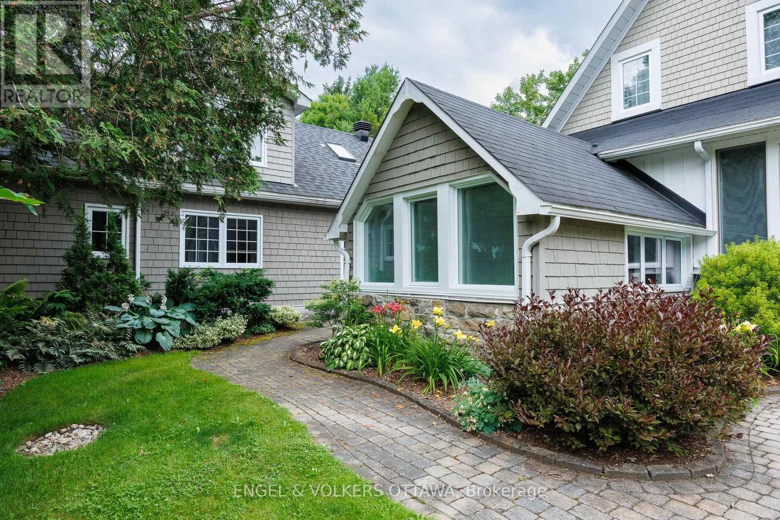 233 STRATHBURN STREET photo 5