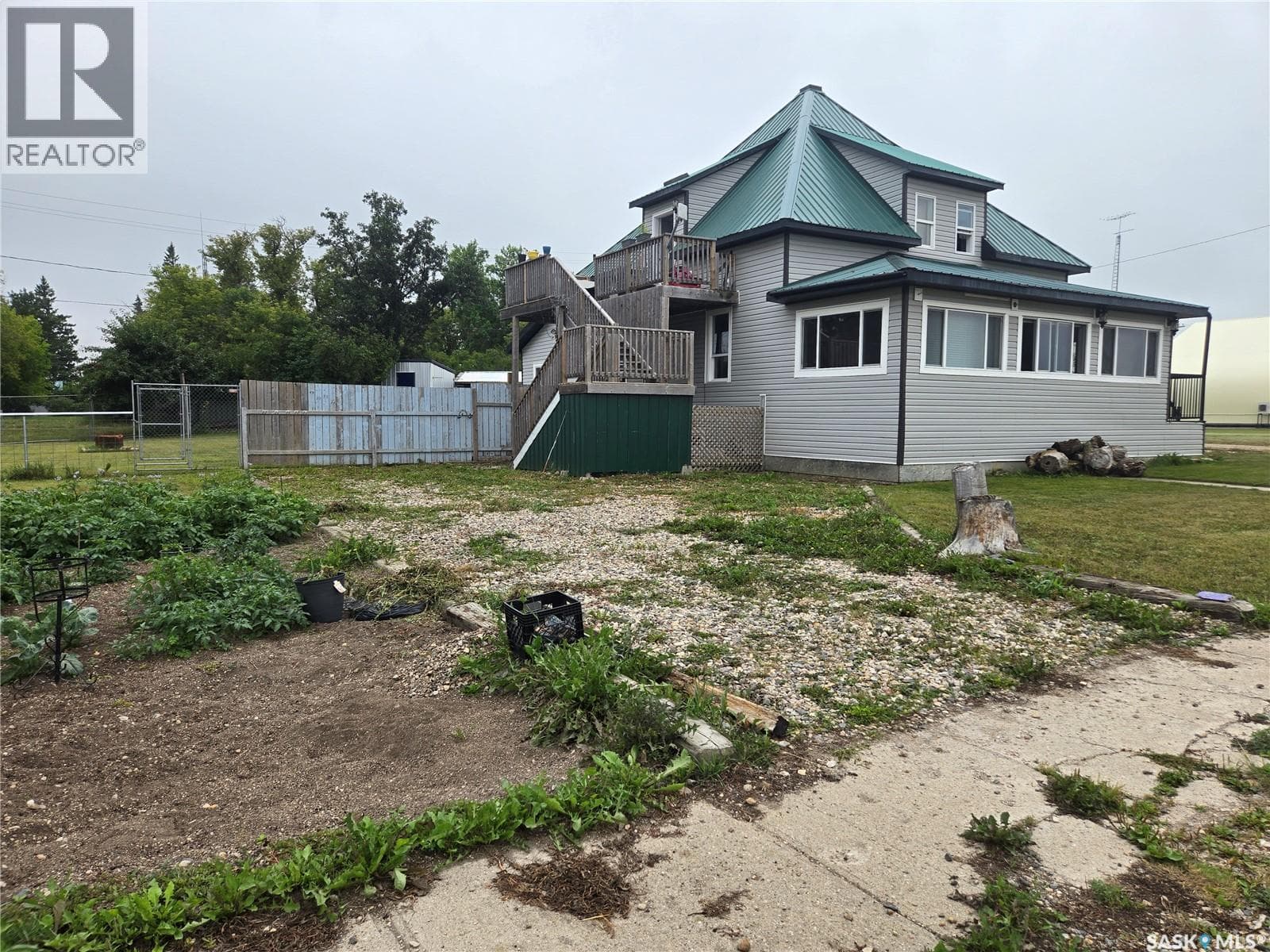 707 Railway AVENUE photo 2