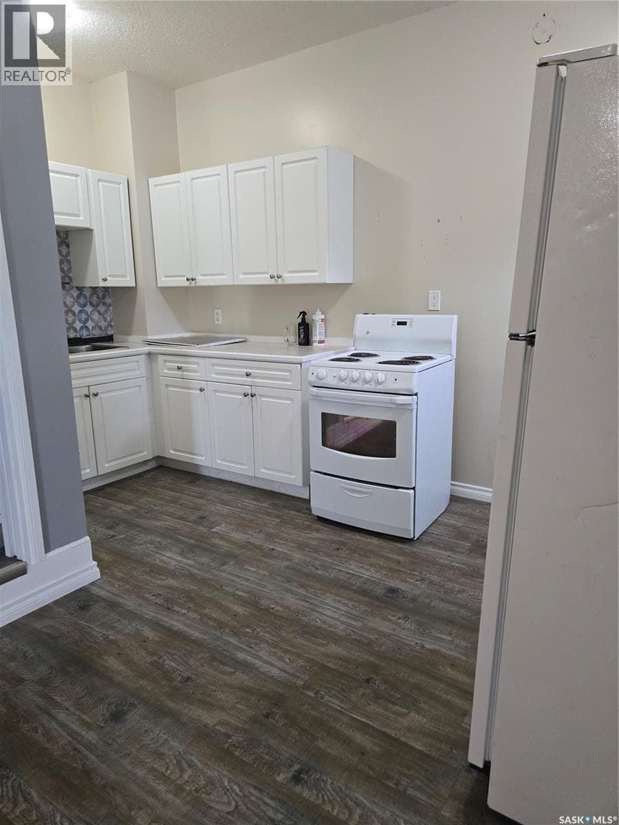 707 Railway AVENUE photo 3