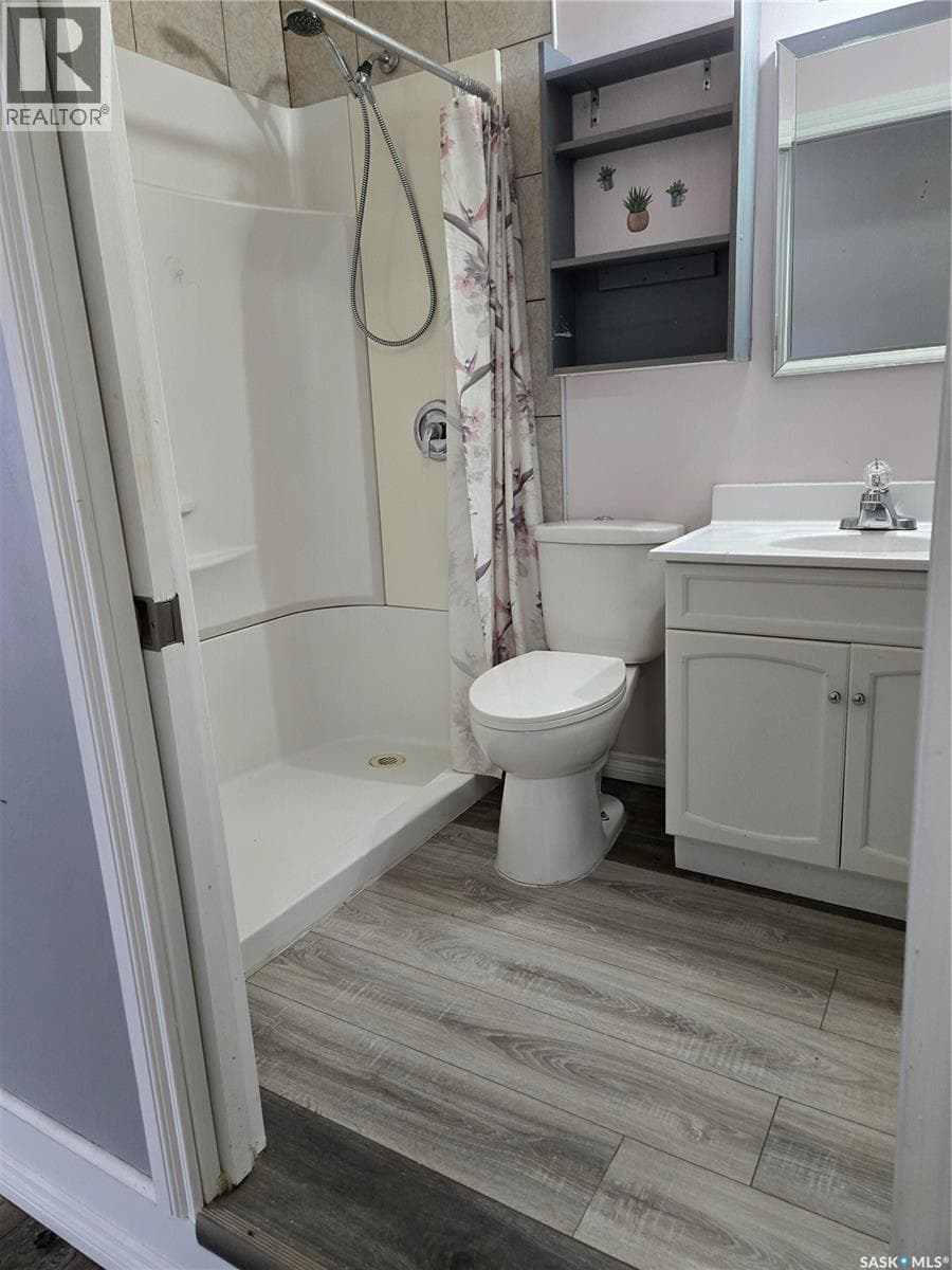 707 Railway AVENUE photo 4
