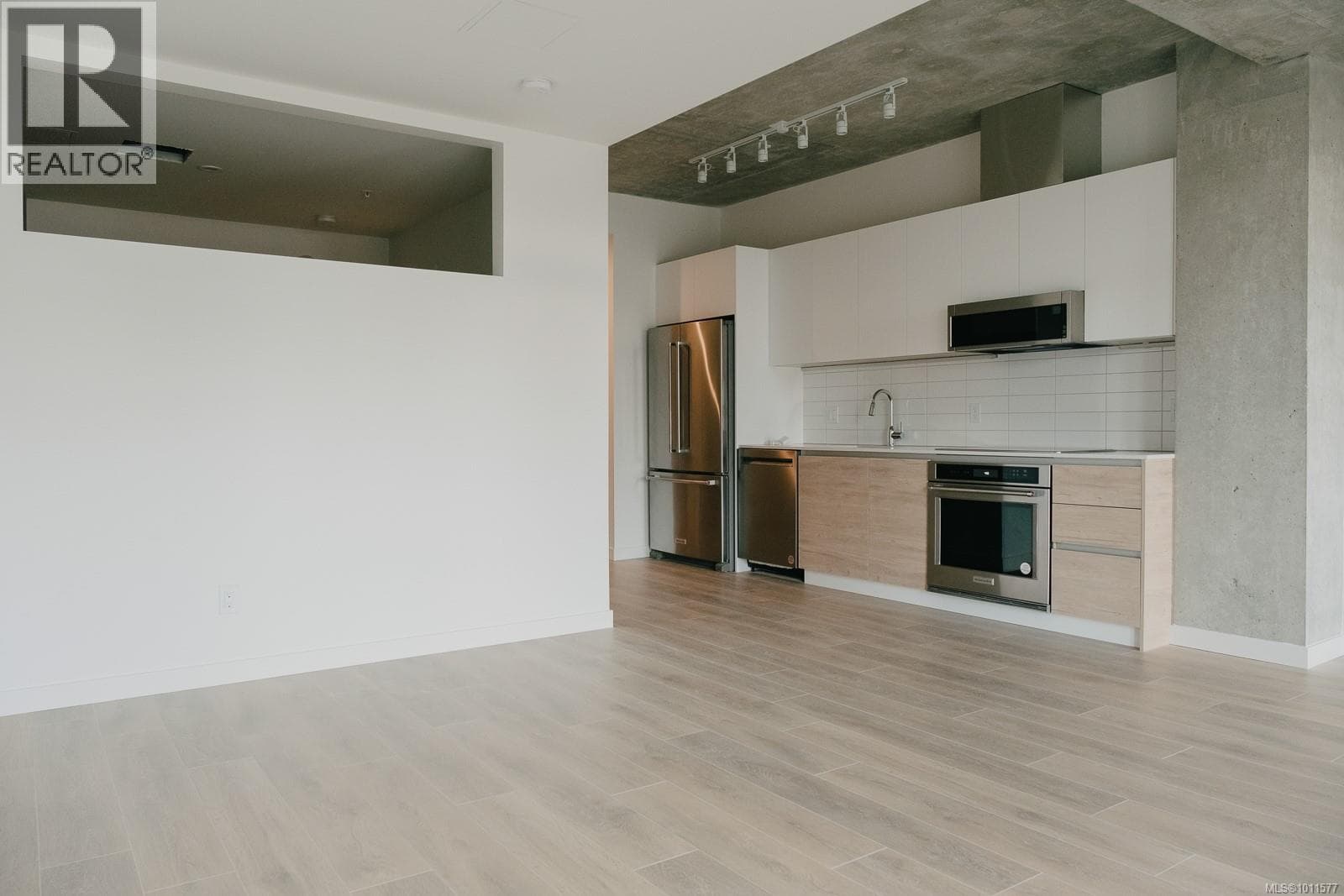 203 1097 View St photo 4