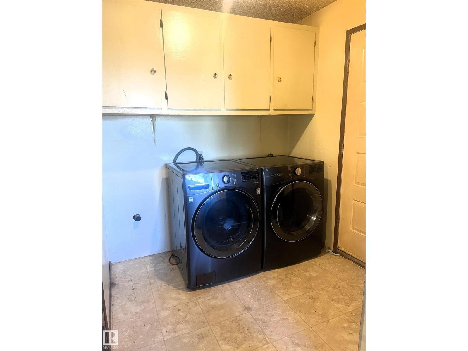4821 52 Ave photo 2