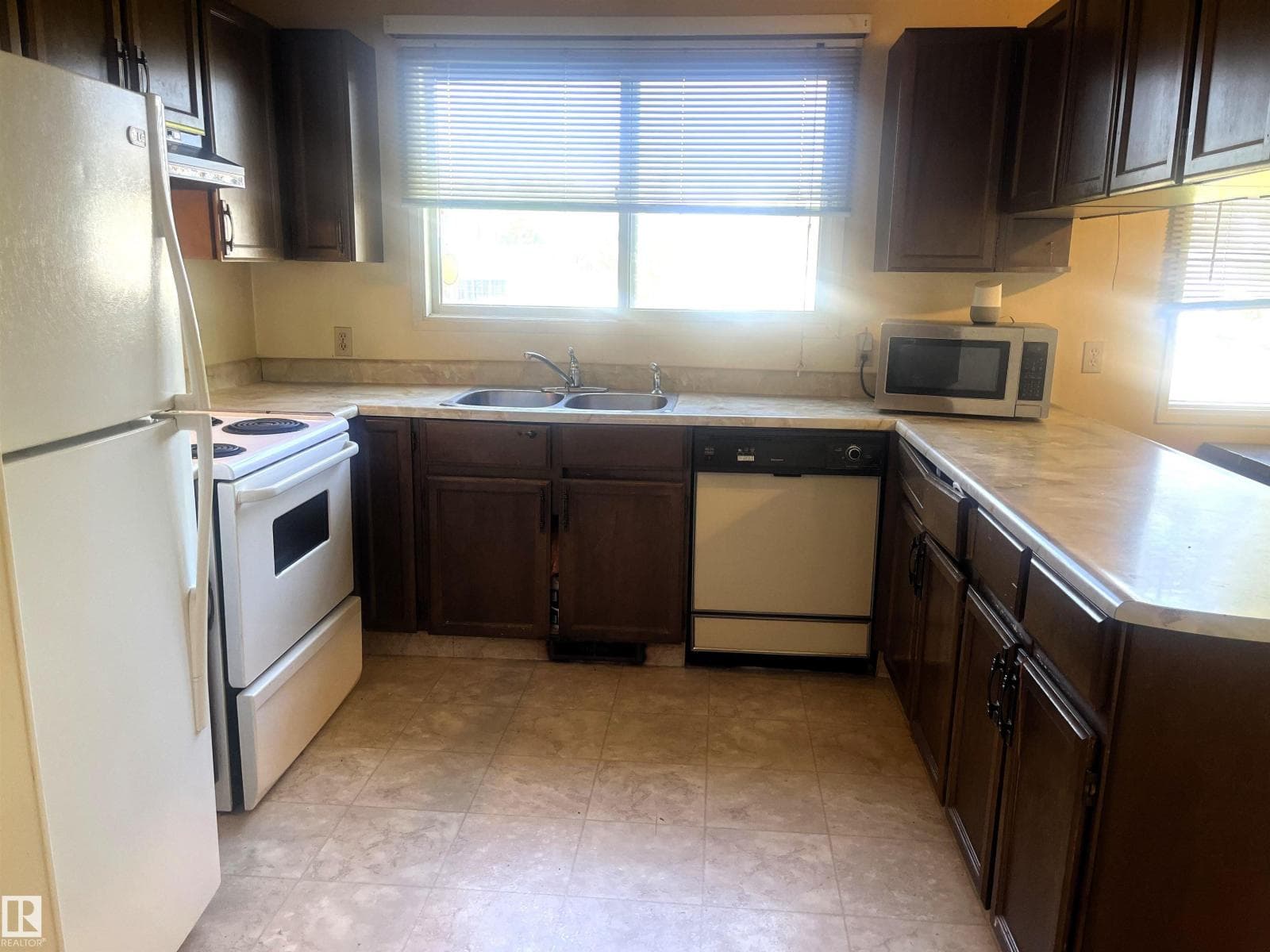 4821 52 Ave photo 3