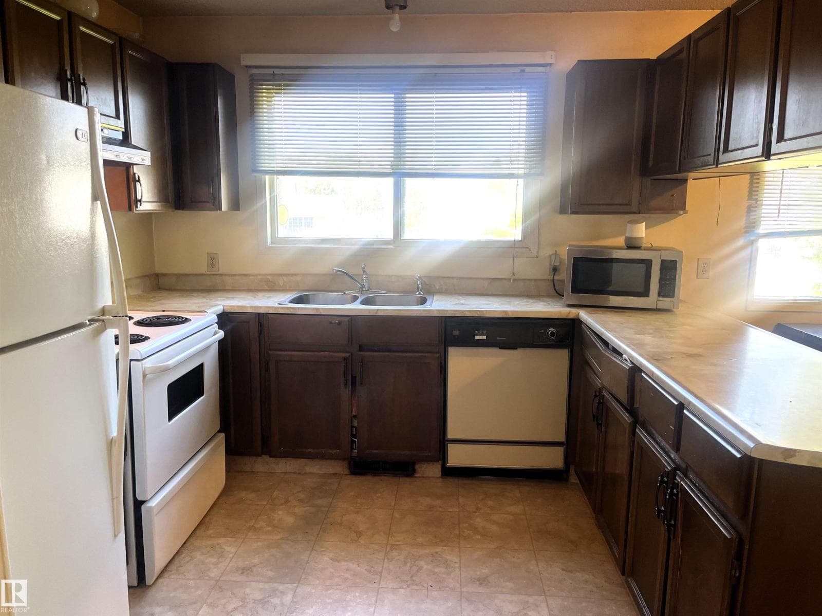 4821 52 Ave photo 5