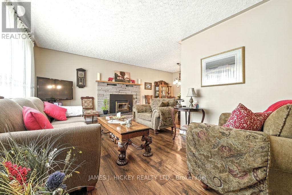 25 LAURENTIAN STREET photo 3