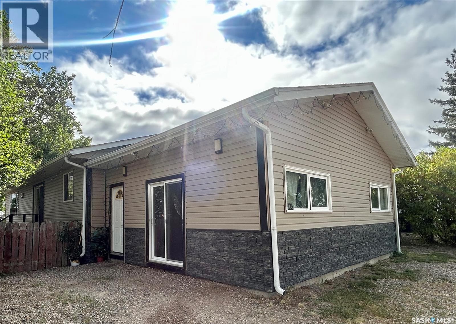 325 White STREET — photo 2