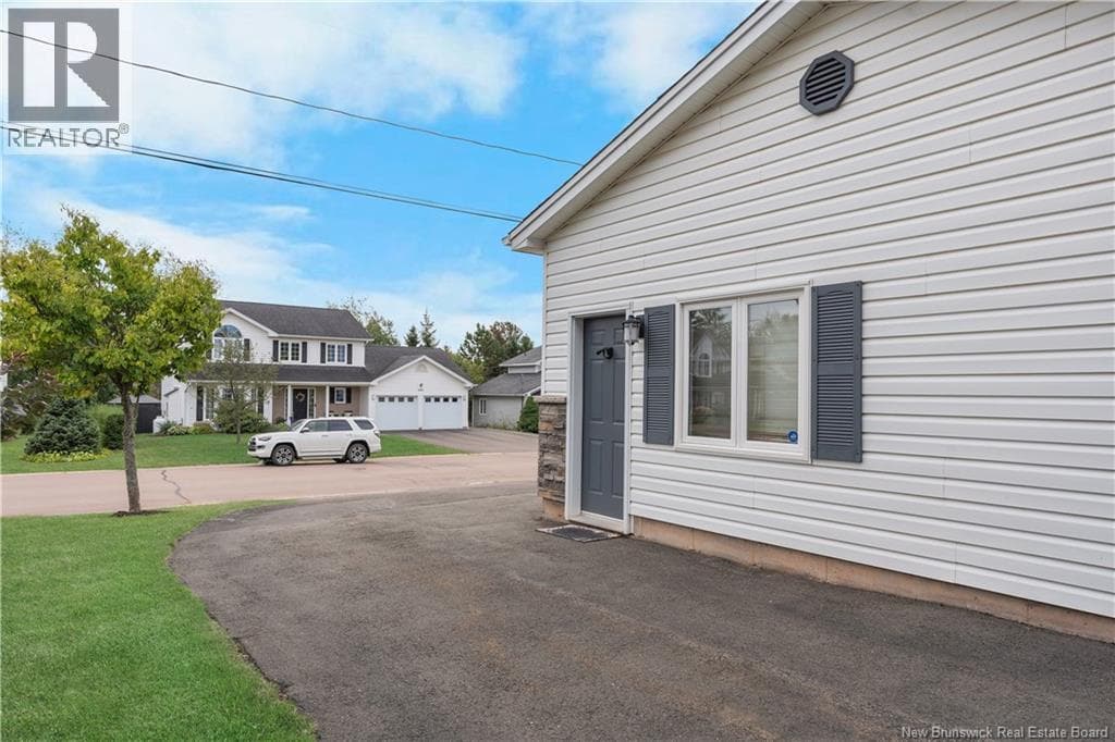 409 Gaspe Street photo 5