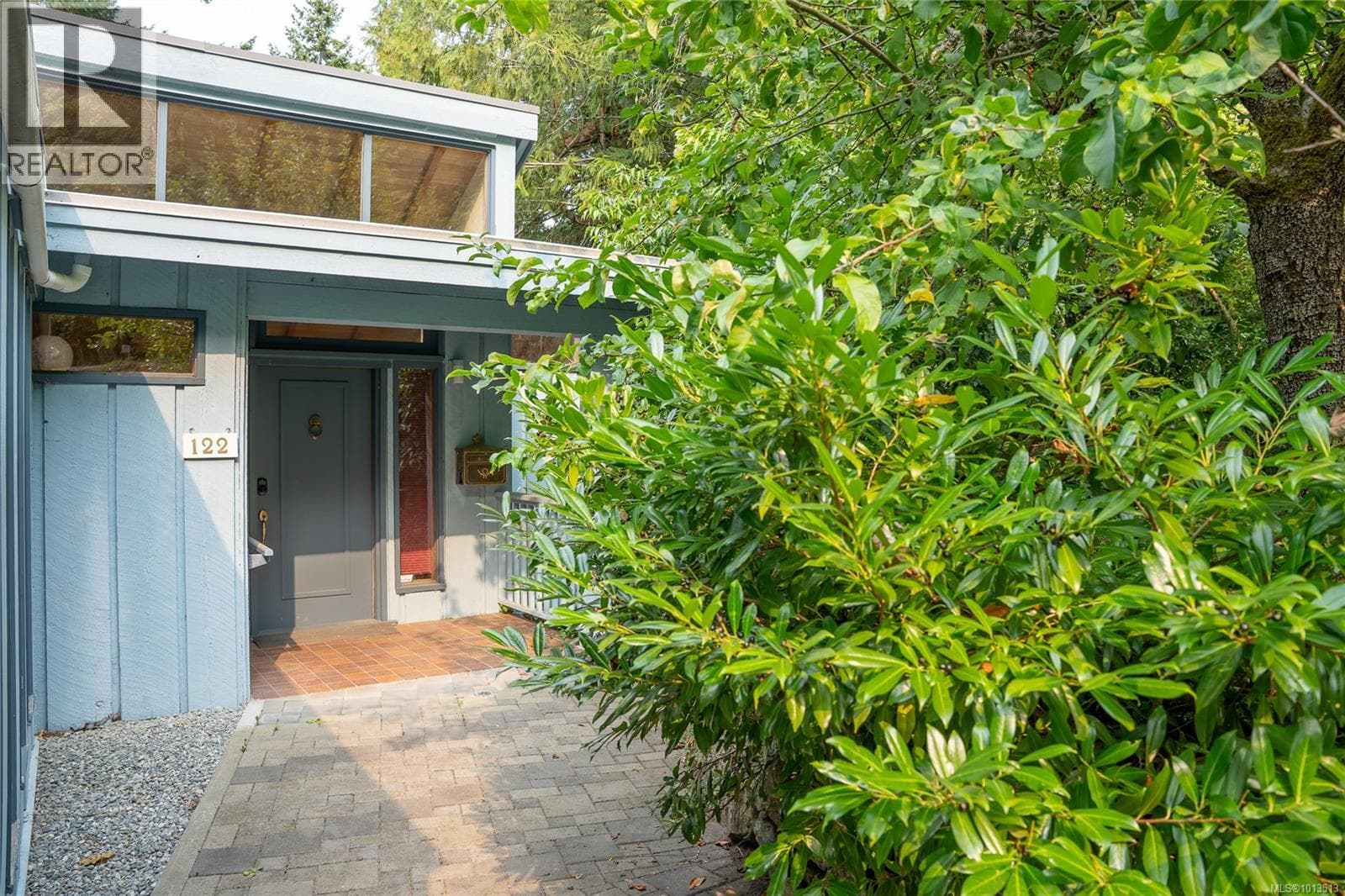 122 Ontario Pl photo 3