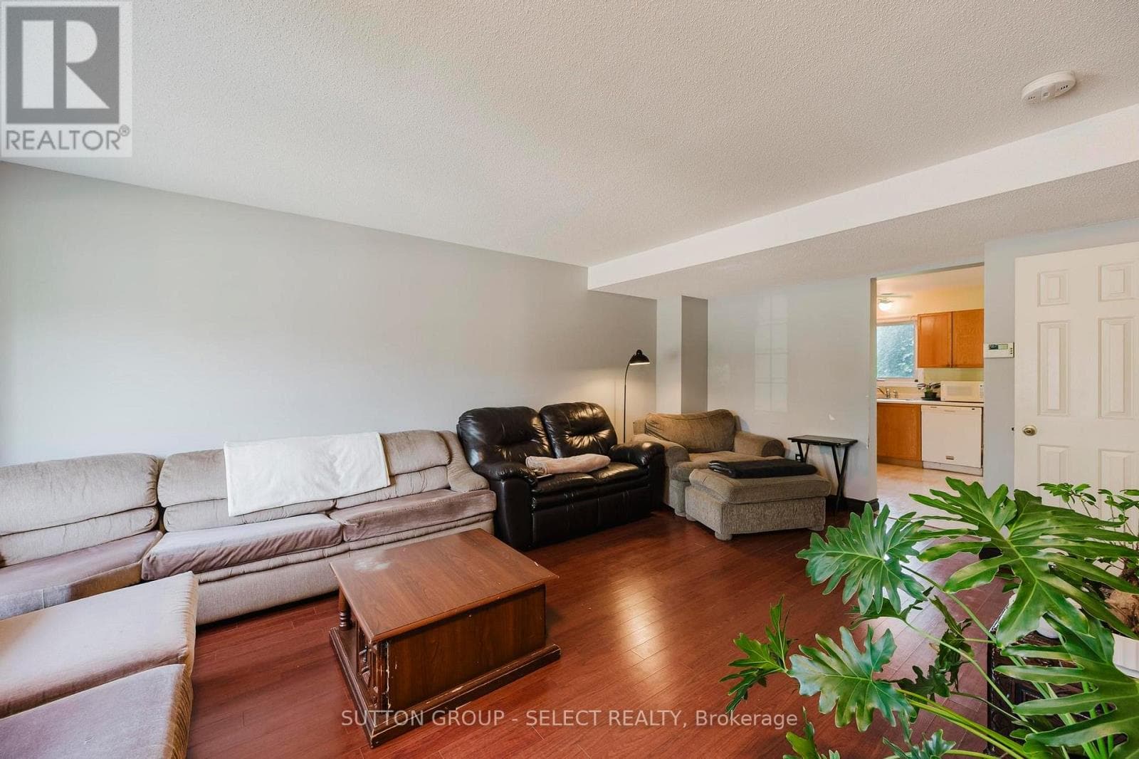 11 - 151 MARTINET AVENUE photo 4