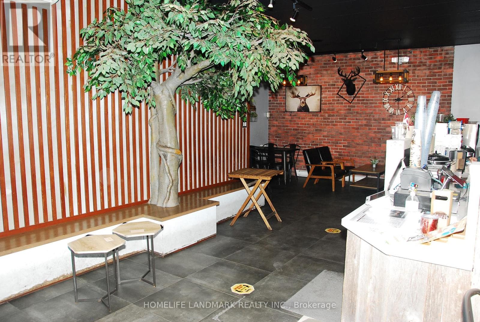 621 BLOOR STREET W photo 2