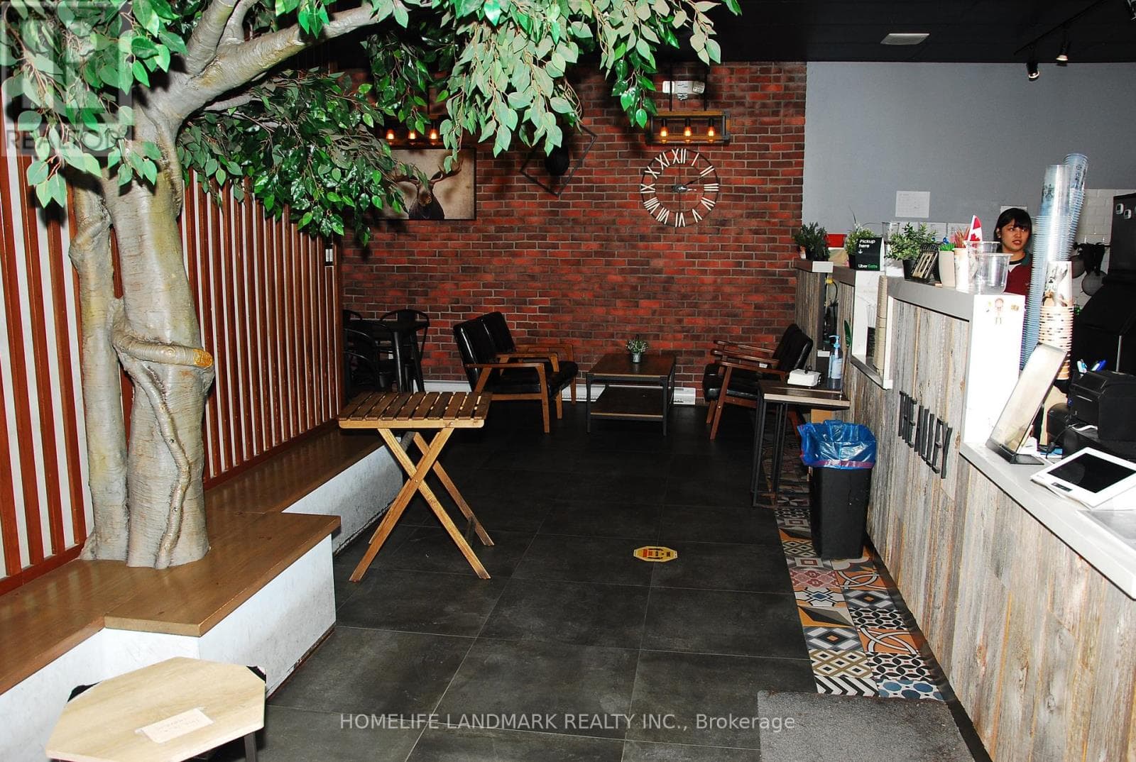 621 BLOOR STREET W photo 4