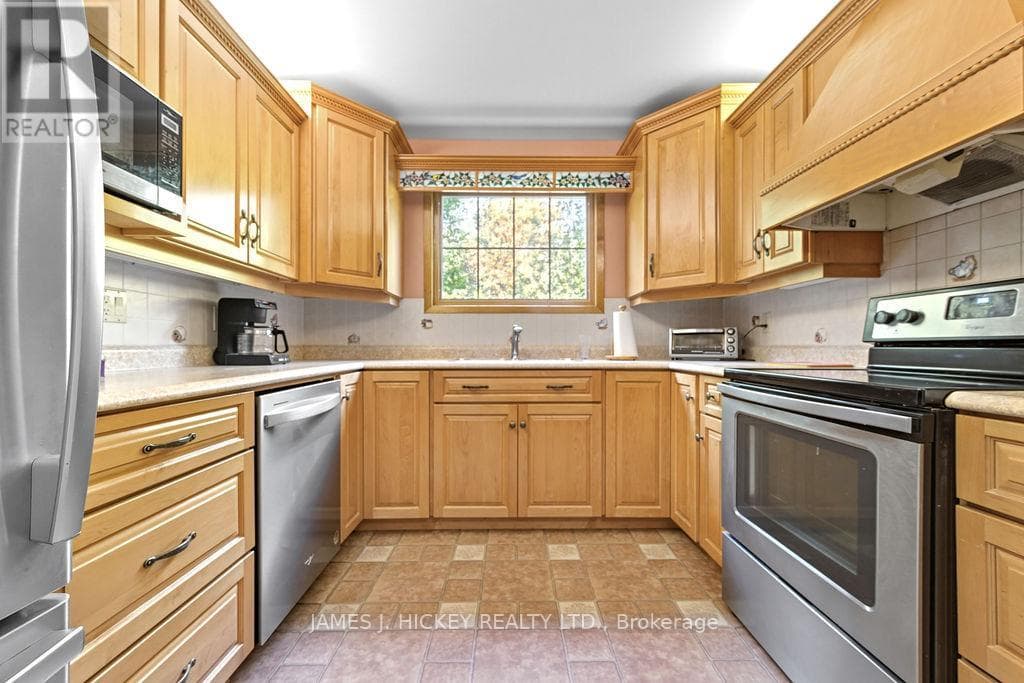 116 FRONTENAC CRESCENT photo 3