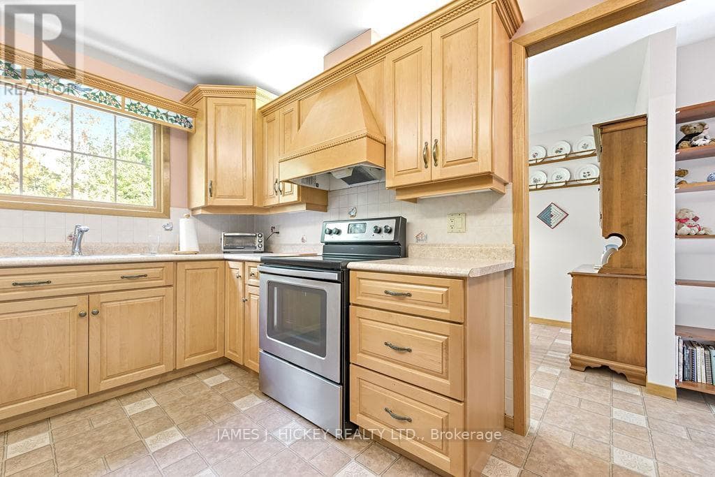 116 FRONTENAC CRESCENT photo 4