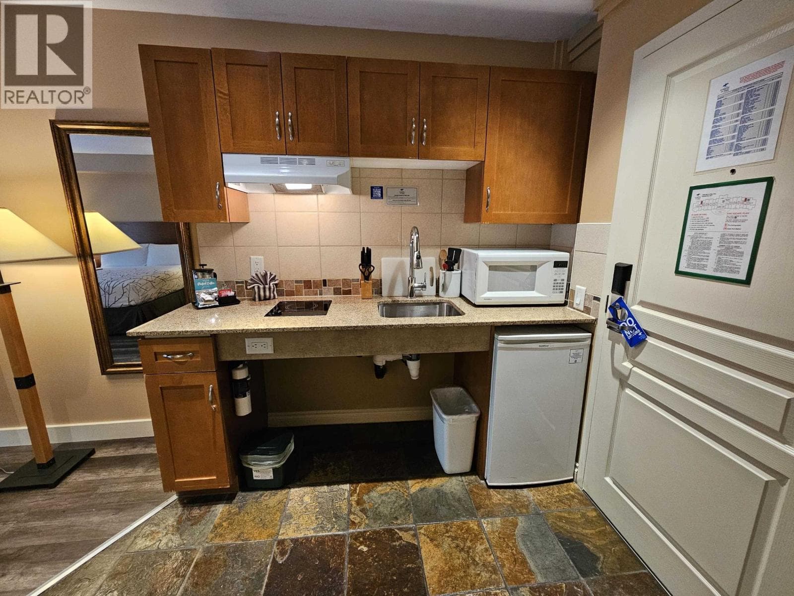 105 1490 HIGHWAY 99 photo 4