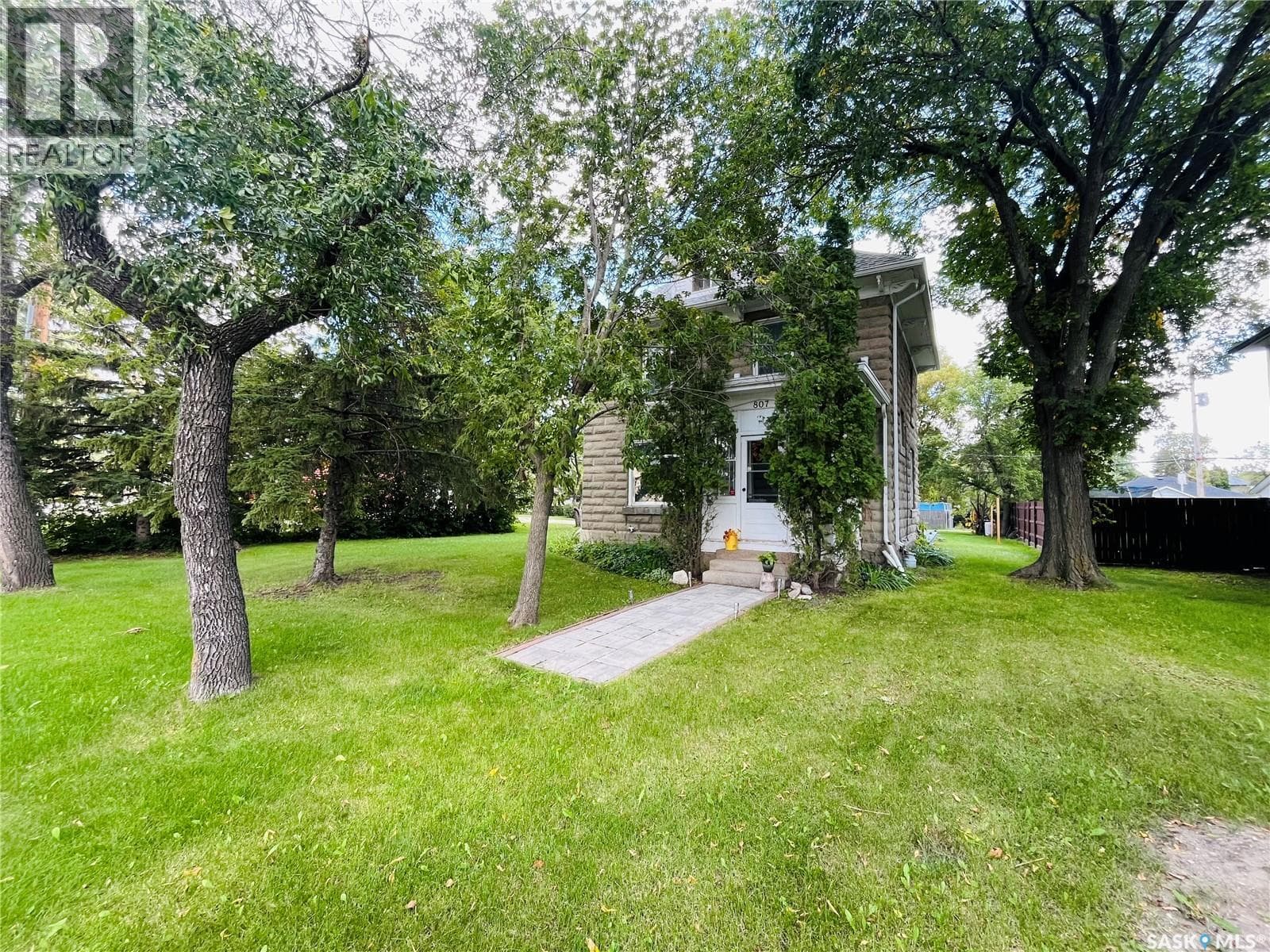 807 Gordon STREET — photo 2