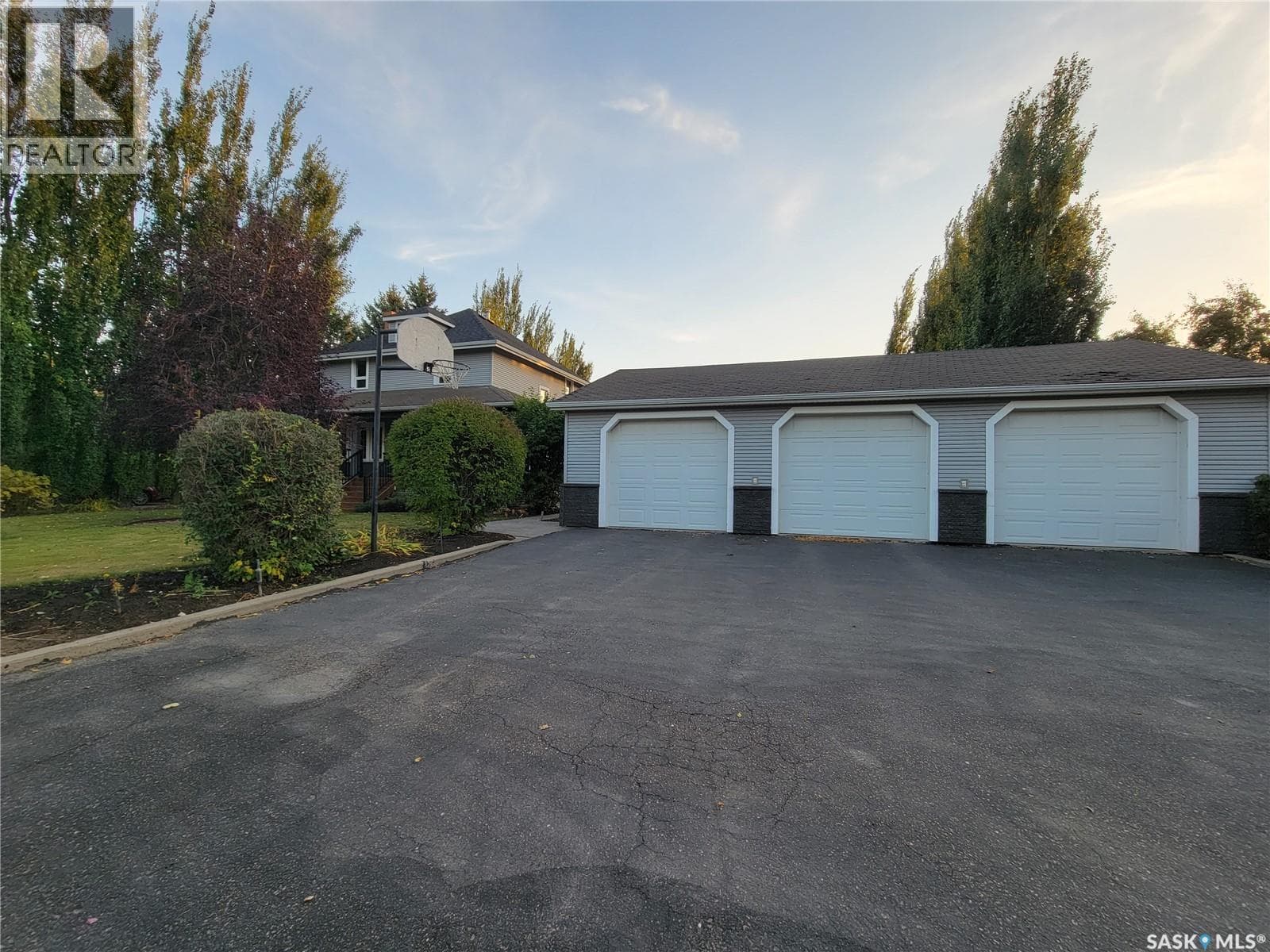 560 4th AVENUE E — photo 3