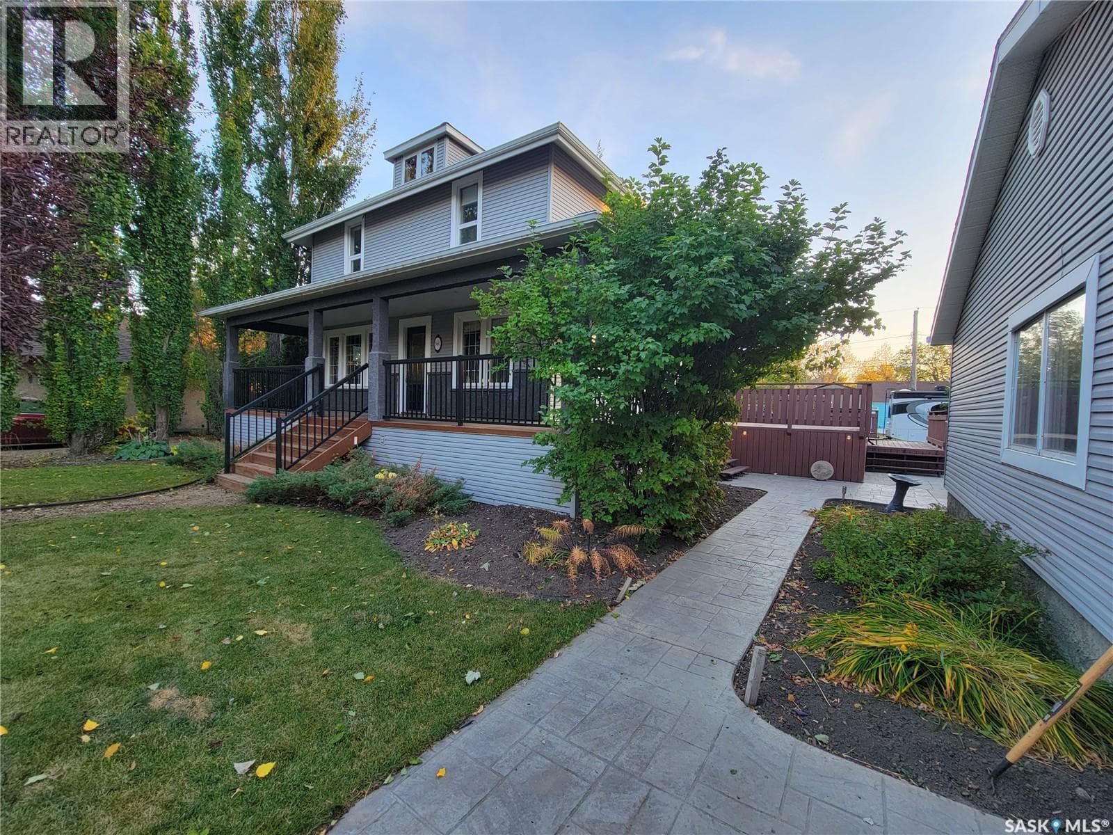 560 4th AVENUE E — photo 5