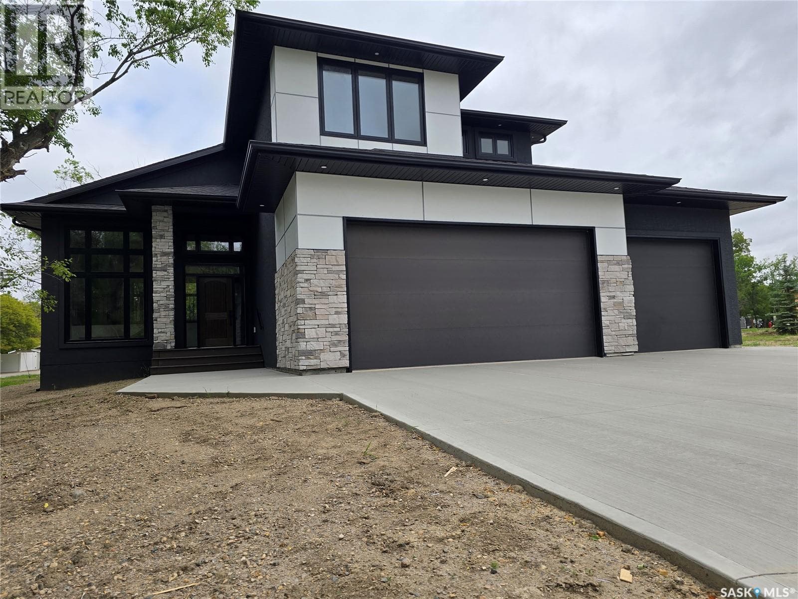 3 KENNEY CRESCENT