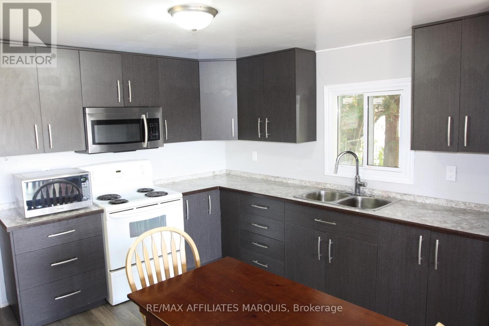 514 JASON STREET N photo 3