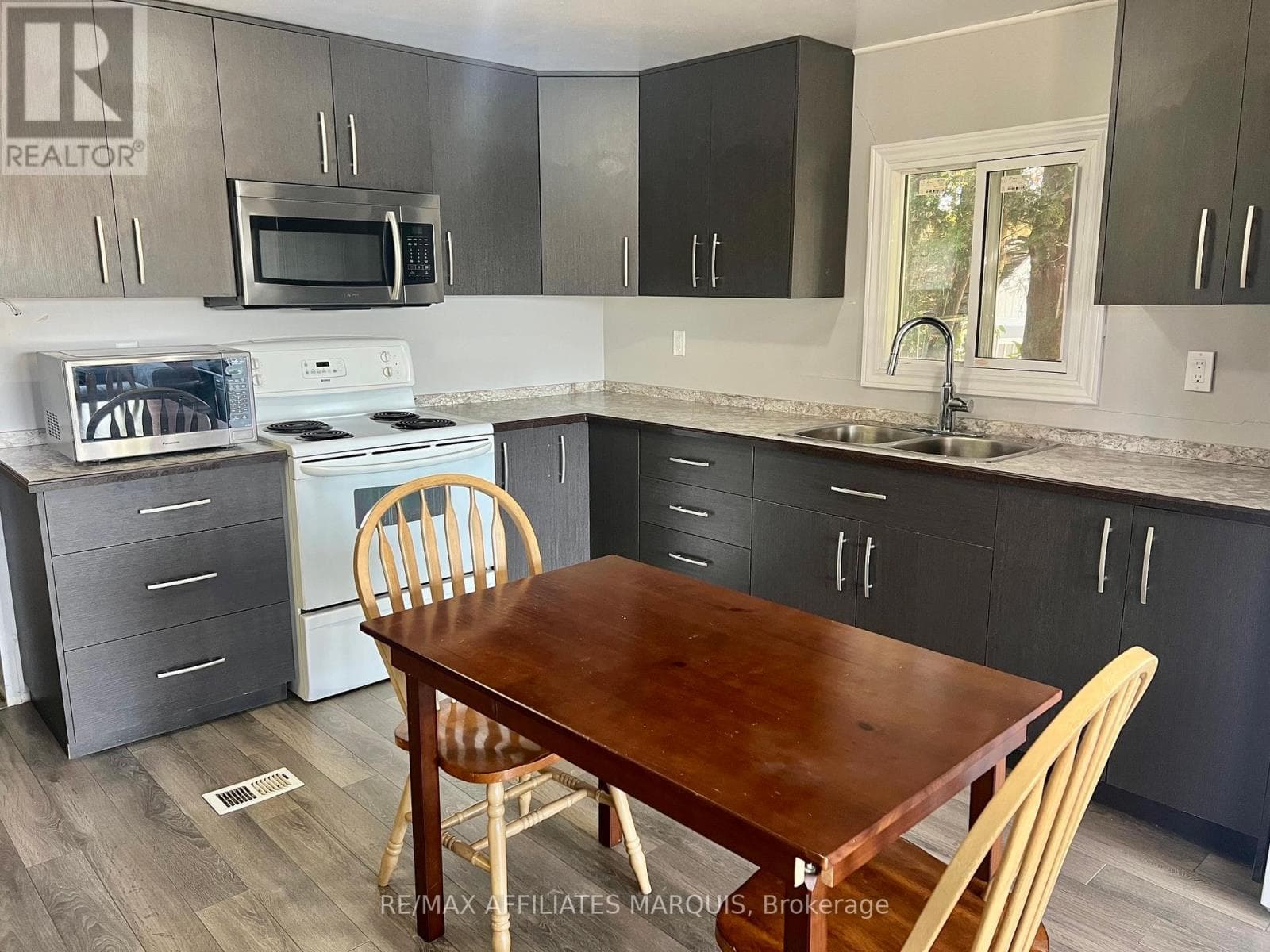 514 JASON STREET N photo 5