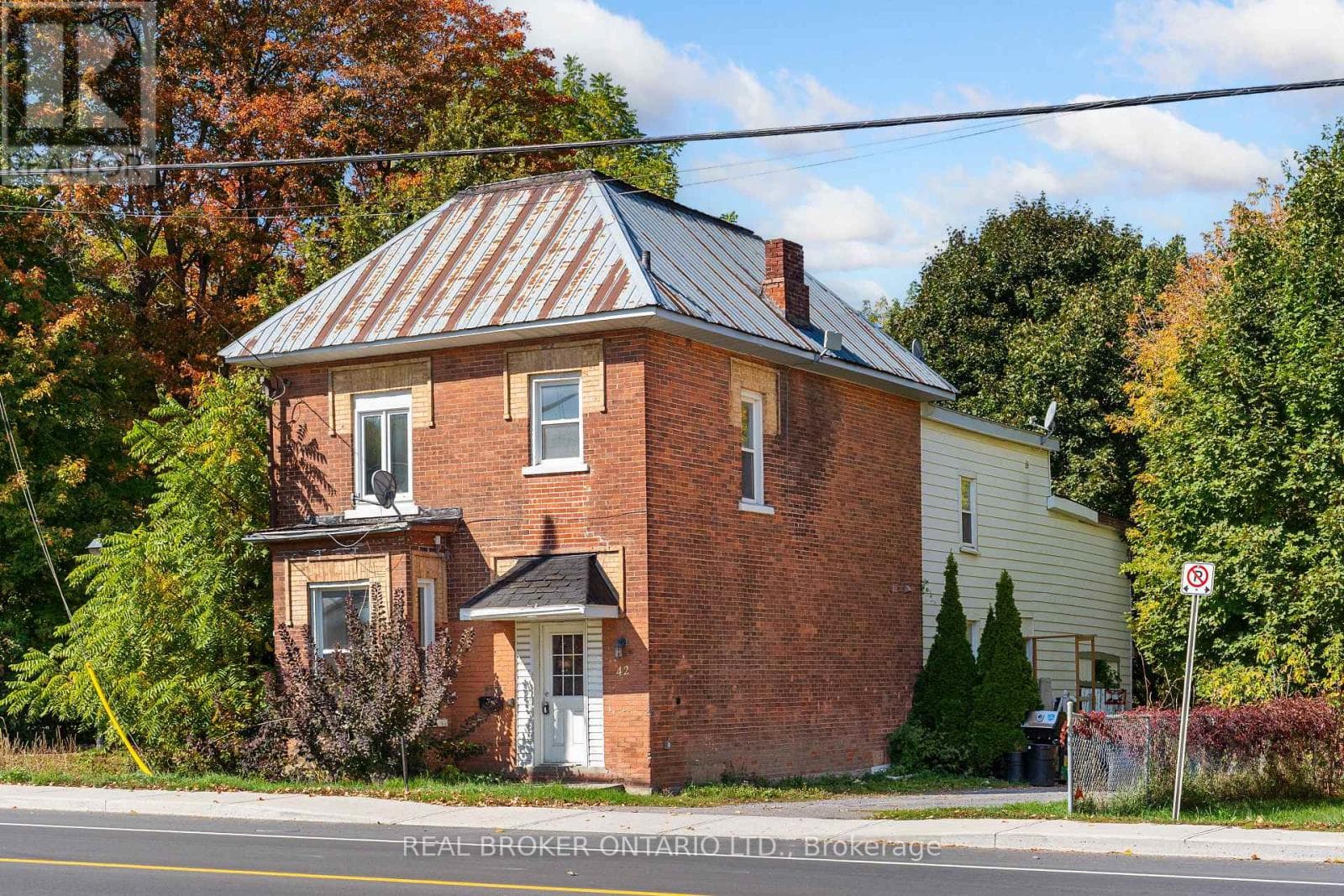 42 DANIEL STREET N photo 2