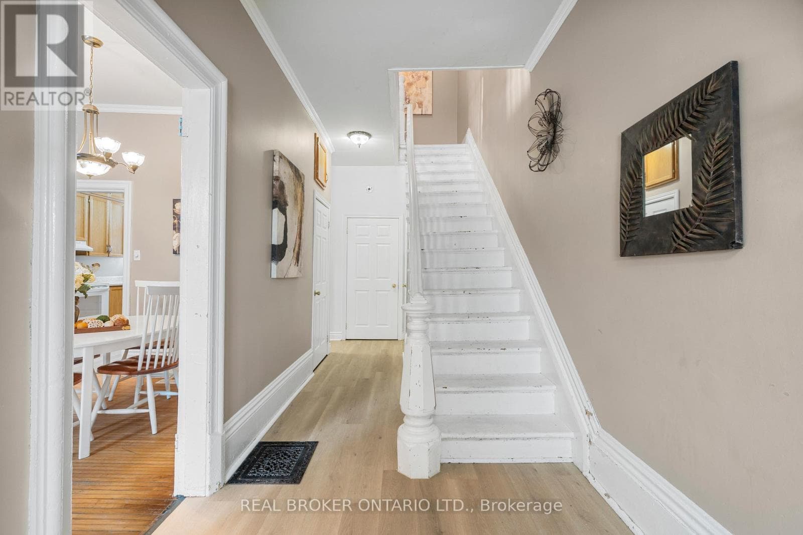 42 DANIEL STREET N photo 4