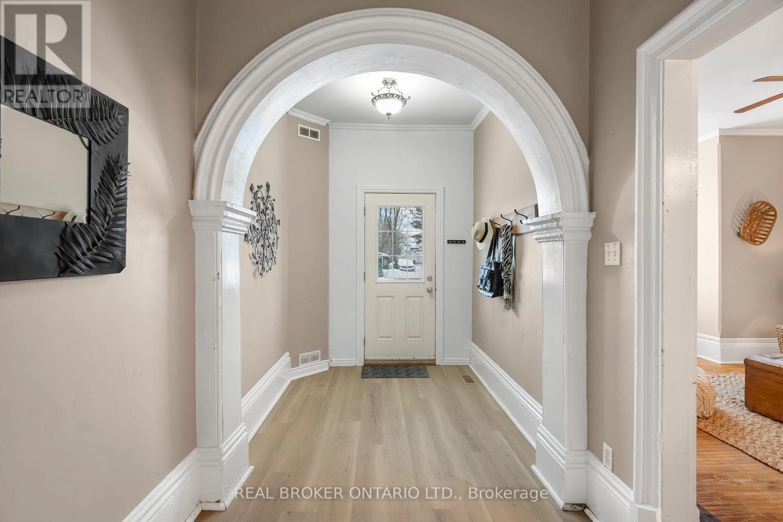 42 DANIEL STREET N photo 5