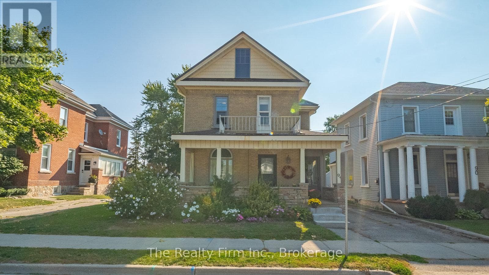 94 WOODSTOCK STREET N photo 2
