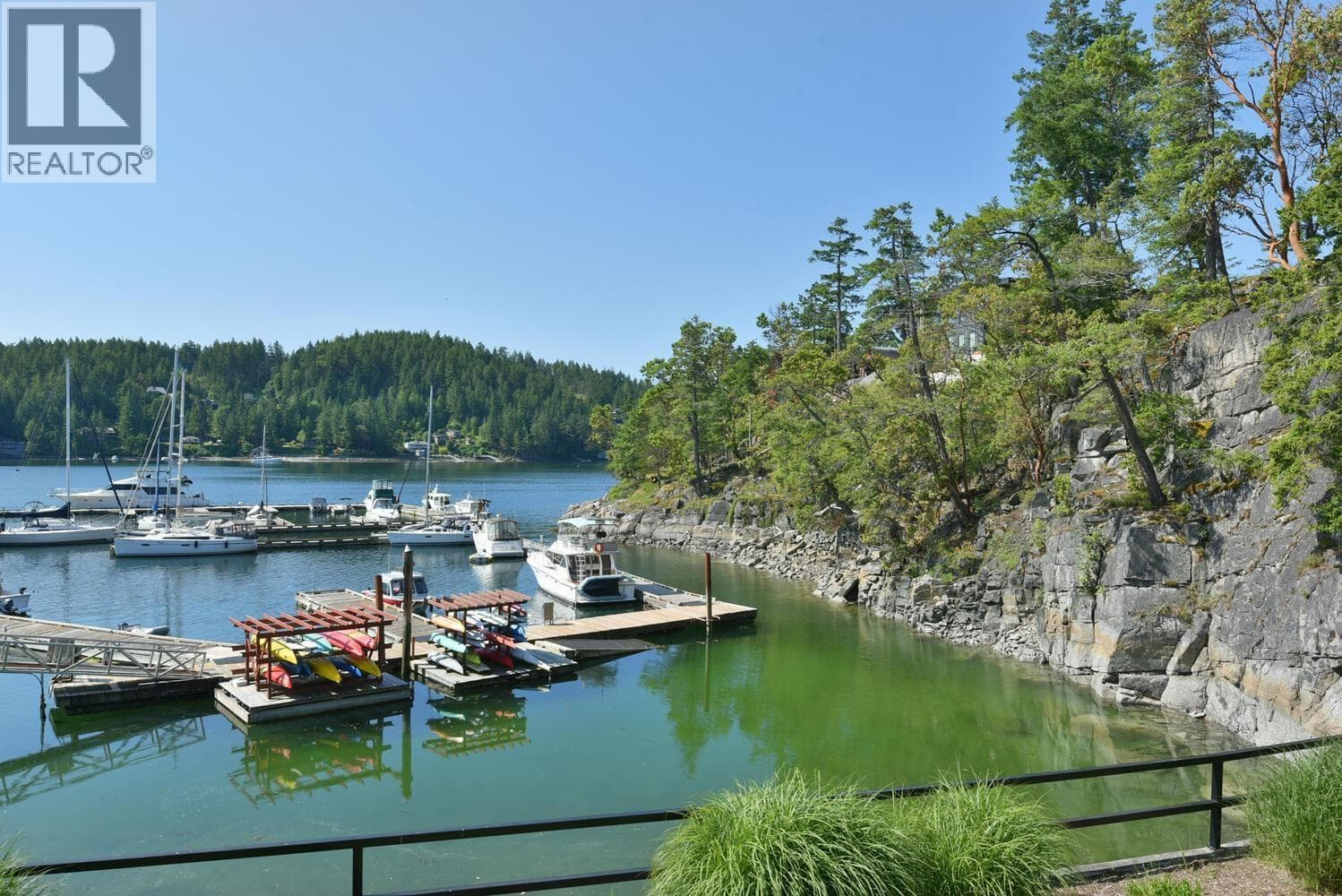 52 4622 SINCLAIR BAY ROAD photo 2