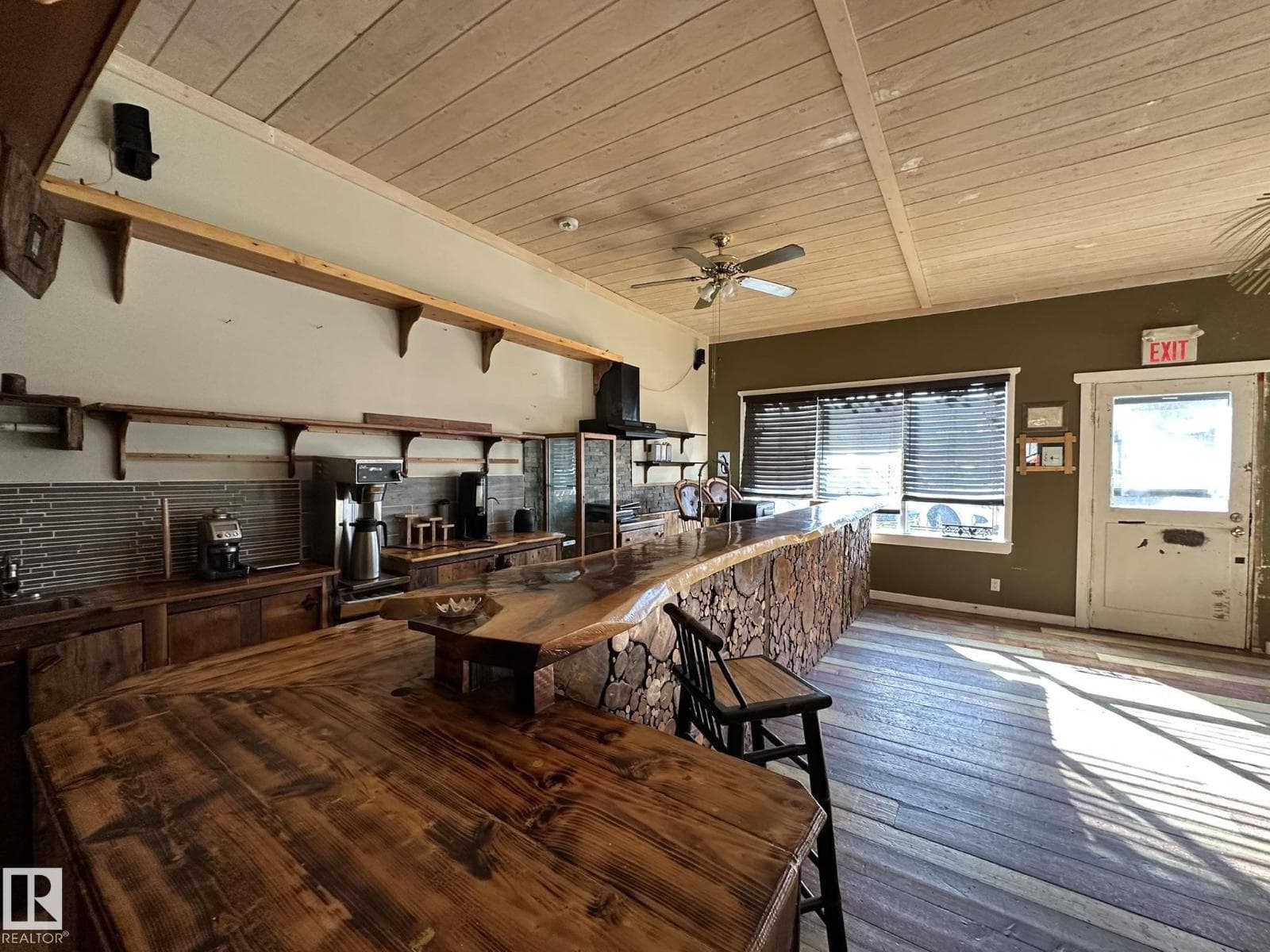 38 Wheatland AV photo 2
