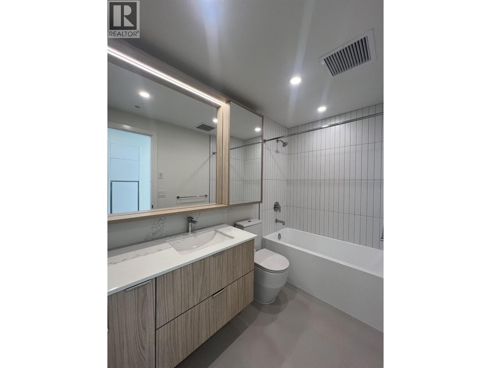 2403 537 COTTONWOOD AVENUE photo 2