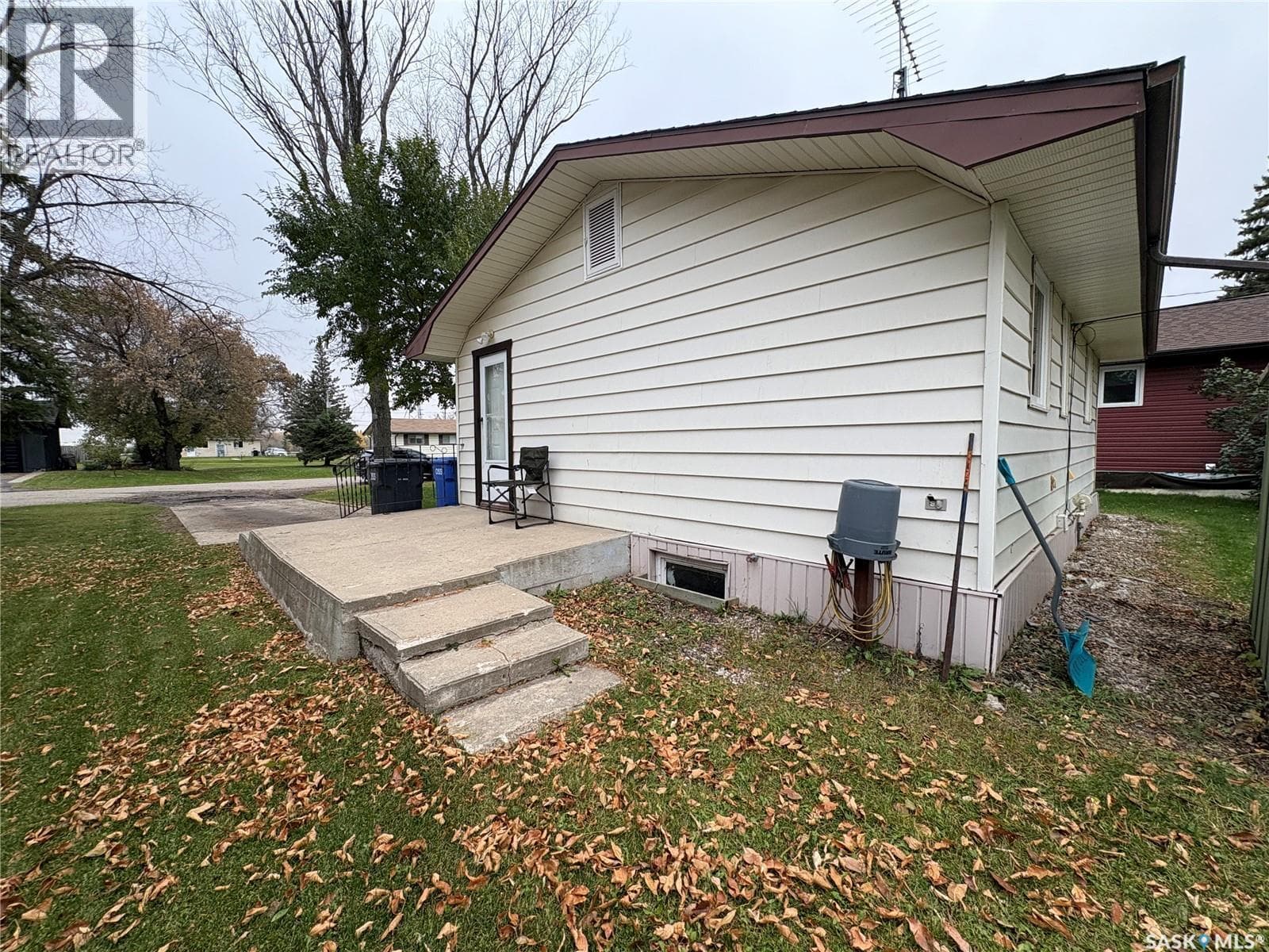 230 Prothero AVENUE E — photo 4