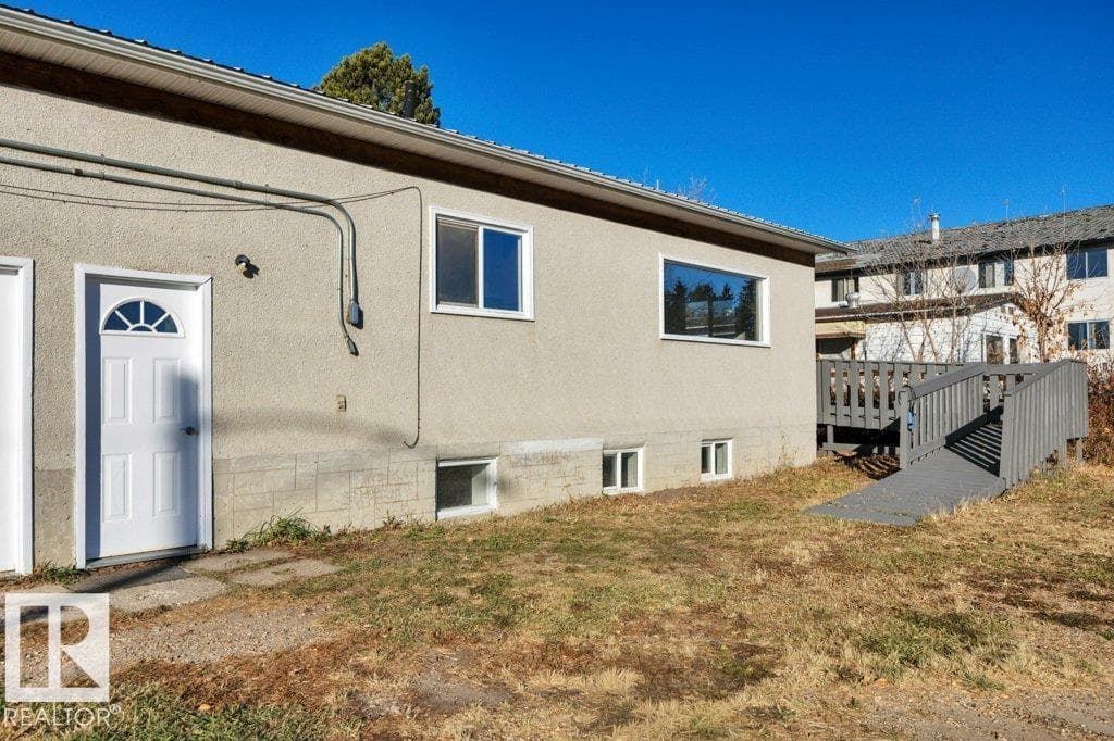 5310 & 5312 50 ST — photo 3