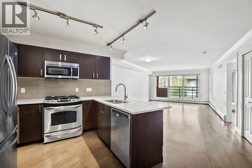 202 857 W 15TH STREET photo 5